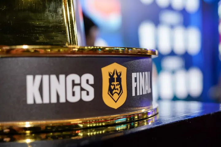 Troféu da final da Kings League em exposição