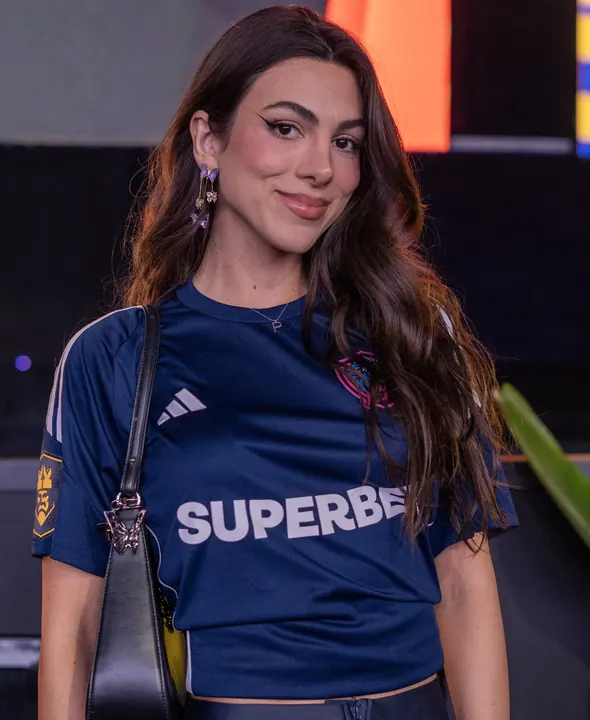Mulher com camisa azul de time na arena