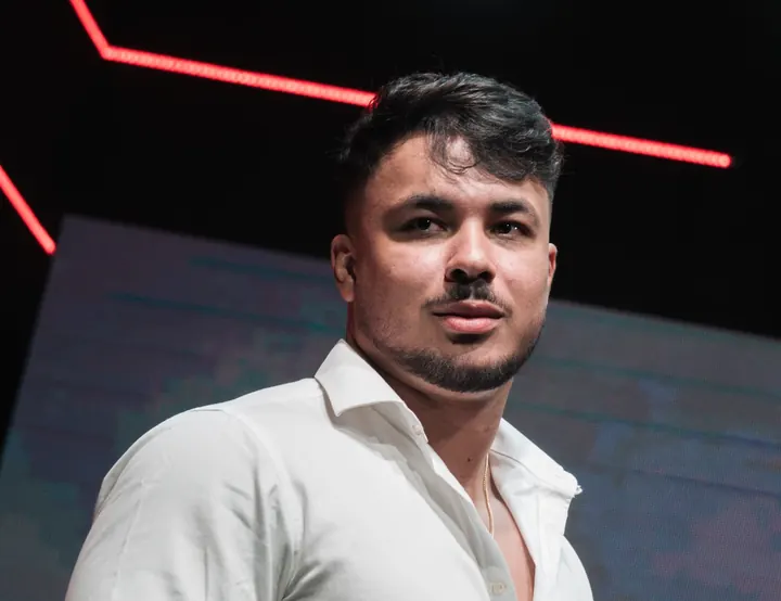Homem de camisa branca no palco