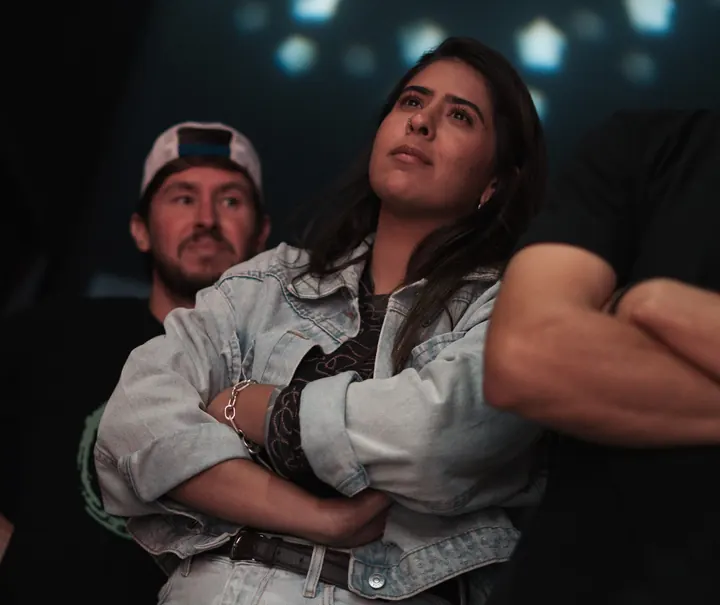 Mulher de jaqueta jeans assistindo ao espetáculo