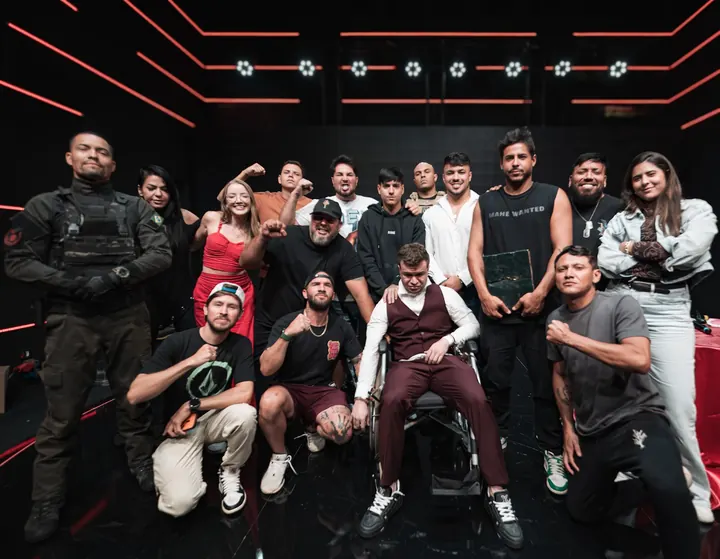 Elenco reunido no palco ao final do espetáculo